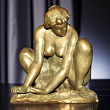Бронзовая композиция "Девушка присевшая на корточки"